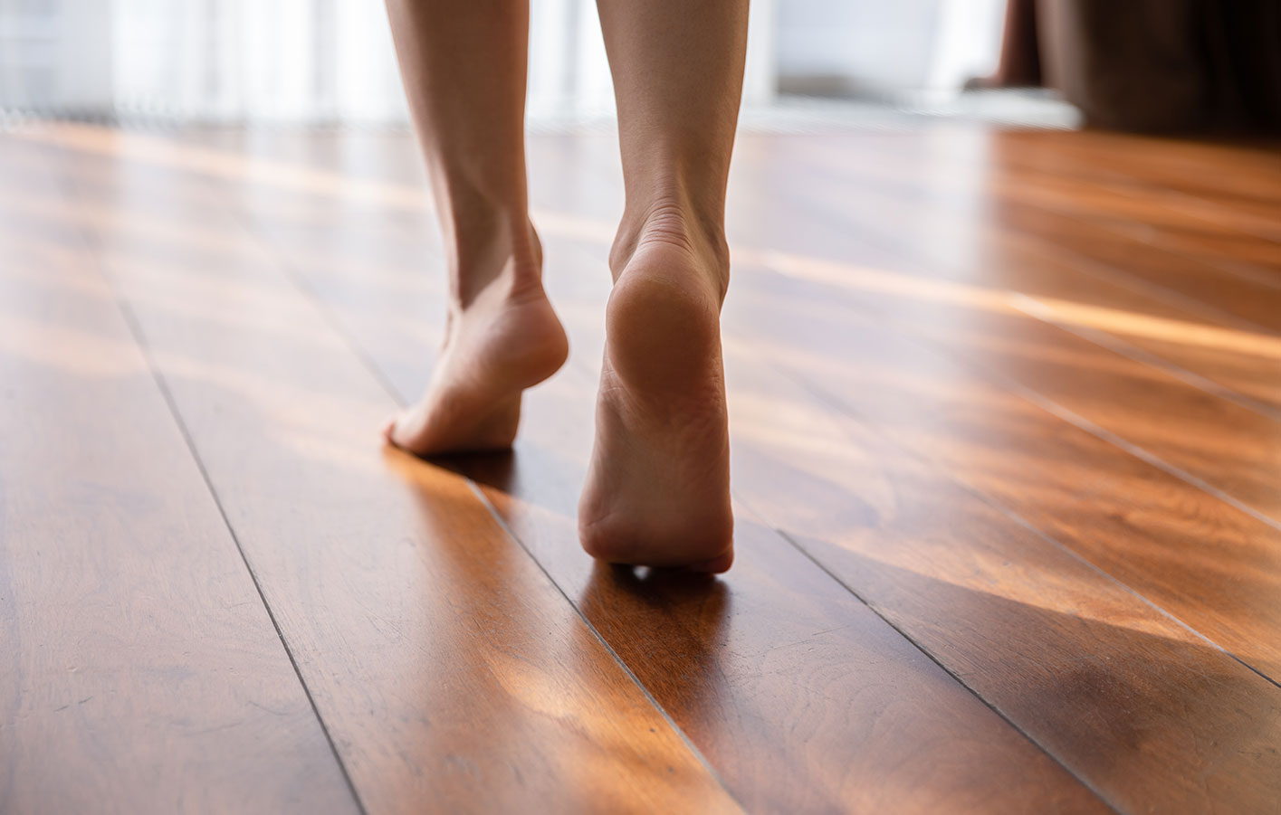 Füße - laufend auf dunklem Holzboden